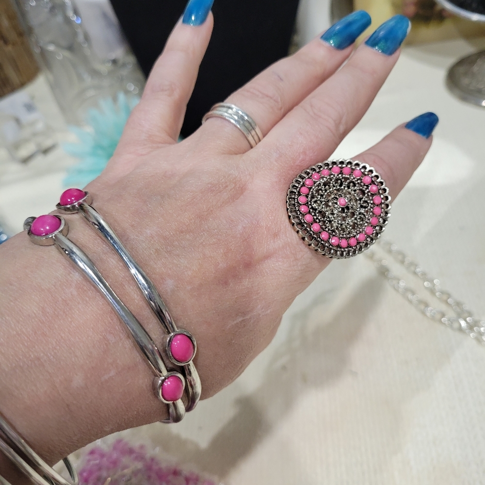 4pc vintage set 2 bangles, necklace and stretch ring